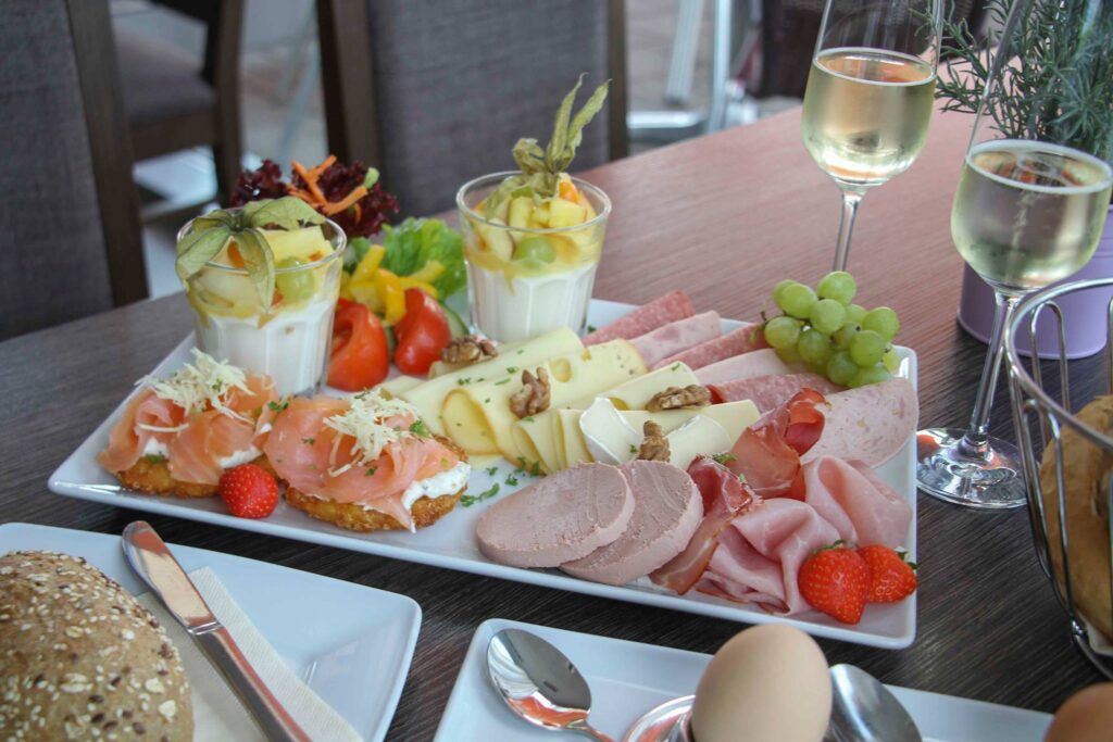 Frühstücksvariation mit Wurst, Käse, Lachs und Fruchtjoguhrts