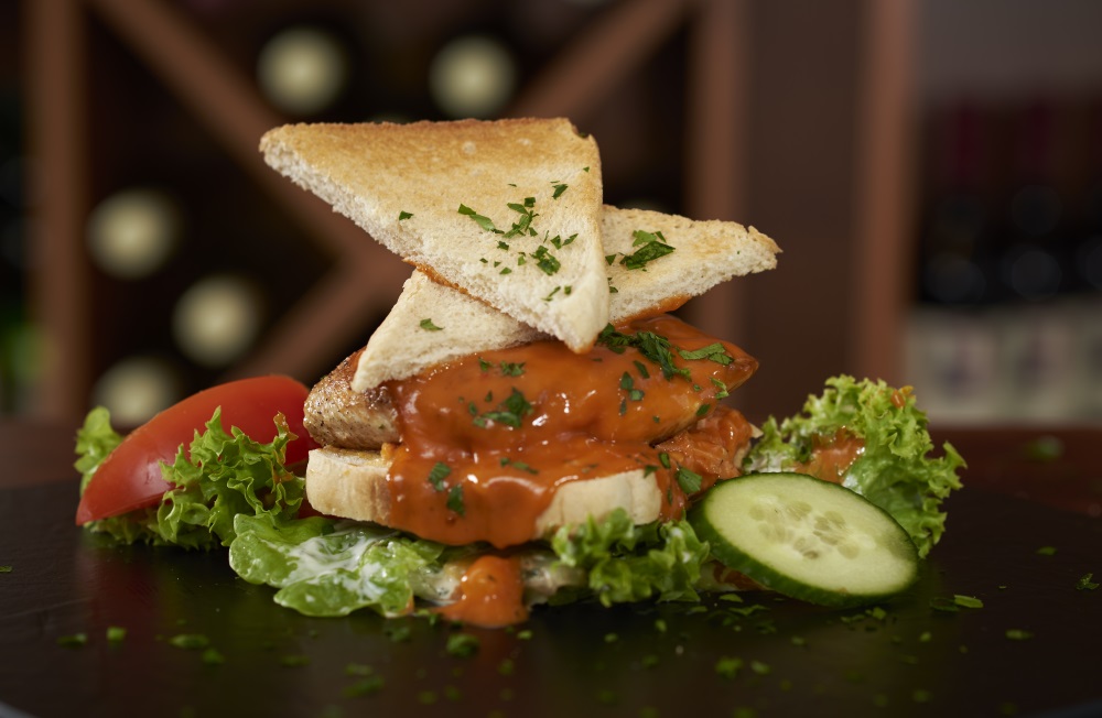 Club-Sandwich mit Salat