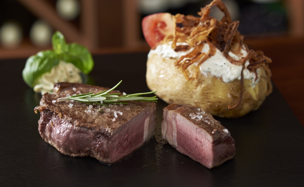 Medium gebratenes Steak und Kartoffeln