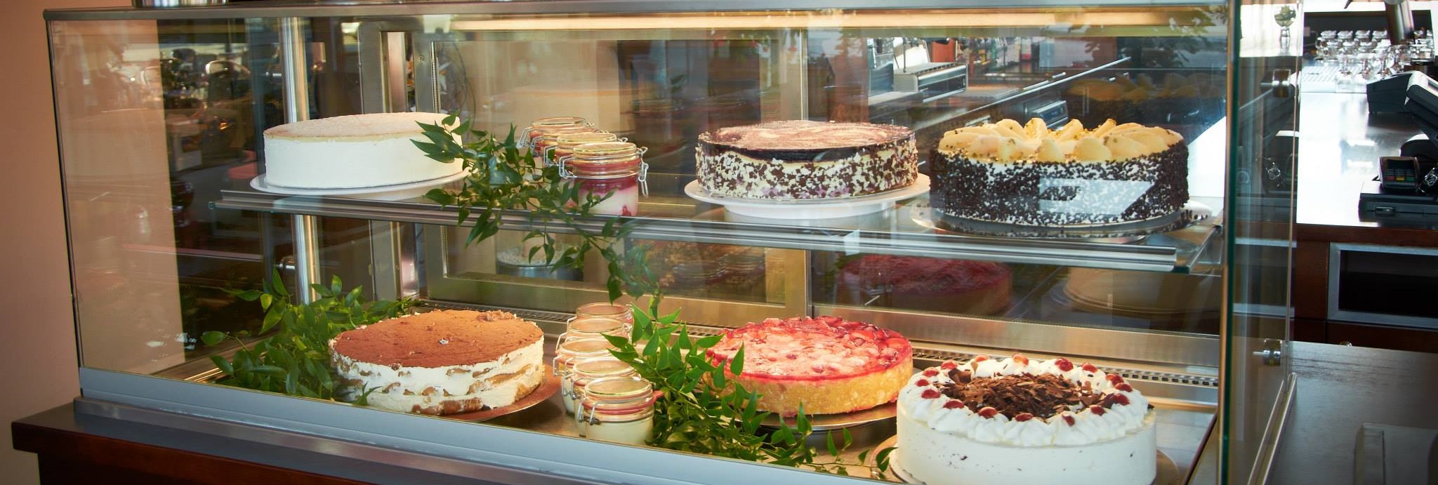 Kuchentheke mit unterschiedlichen Torten und Kuchen