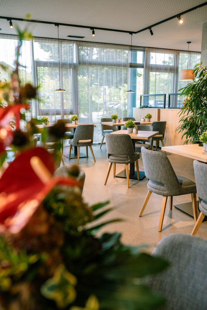 Mezzo´s Inneneinrichtung mit Tischen und Stühlen